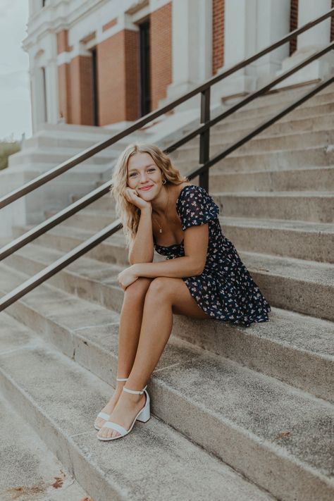 Photography Stairs Poses, Classic Senior Pictures Posing Ideas, Sitting Poses Senior Pictures, Senior Picture Sitting Poses, Senior Picture Poses On Stairs, City Shots Photography, Poses For Individual Pictures, Senior Ring Pictures, Senior Pics On Stairs