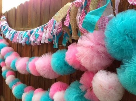 Paso a paso para hacer pompones de tul - Dale Detalles Tulle Decor, Tulle Garland, Tulle Crafts, Tulle Poms, Gold Centerpieces, Backdrop Birthday, Special Events Decor, Pom Garland, Cowgirl Party