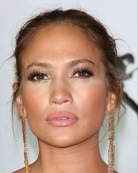 JLo bronze makeup Bronze Makeup, Makeup, Hair, Beauty, Quick Saves, Make Up