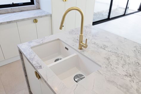 Franke white sinks are renowned for their timeless elegance and exceptional durability. We love how this double bowl sink enhances the aesthetics of this Pascoe Vale home.⁠ ⁠ 📸: Pascoe Vale home supplied and photographed by Cook & Bathe team⁠ @frankeaus Maris double bowl sink⁠ ⁠ ⁠ #kitchen #kitchendesign #home #homedecor #design #interior #cooking #kitchendecor #homedesign #renovation #kitcheninspo #kitchenremodel #kitcheninspiration #house #houseinspo #renovationinspiration #designinspo #ren... Sink Kitchen, Double Bowl Sink, Integrated Appliances, White Sink, Bowl Sink, House Inspo, Kitchen Inspirations, Design Interior, Design Inspo