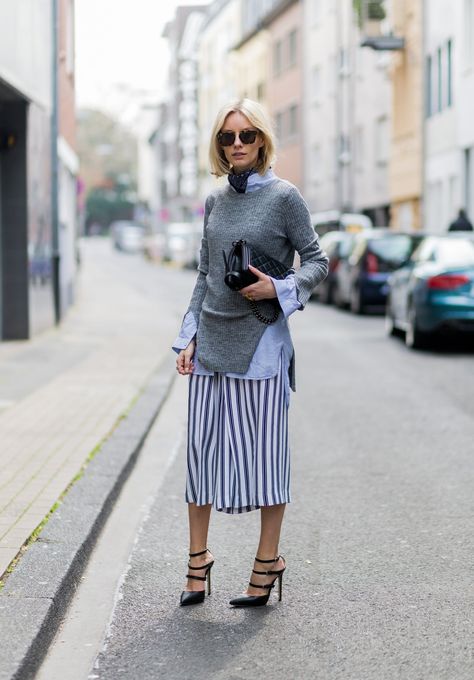 Layer Up Quick Outfit Ideas, Striped Skirt Outfit, Blue Bandana, Fashion Blogger Outfit, Estilo Preppy, Quick Outfits, Over 50 Womens Fashion, Office Style, 가을 패션