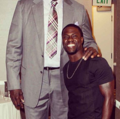 And Kevin Hart's instagram version: | Kevin Hart Meets Shaq, Takes Maginificent Photo Wizard Kelly, Shaq Meme, Delta Girl, Kevin Hart, Wedding Humor, Design Quotes, Funny People, Bones Funny, Meme Pictures