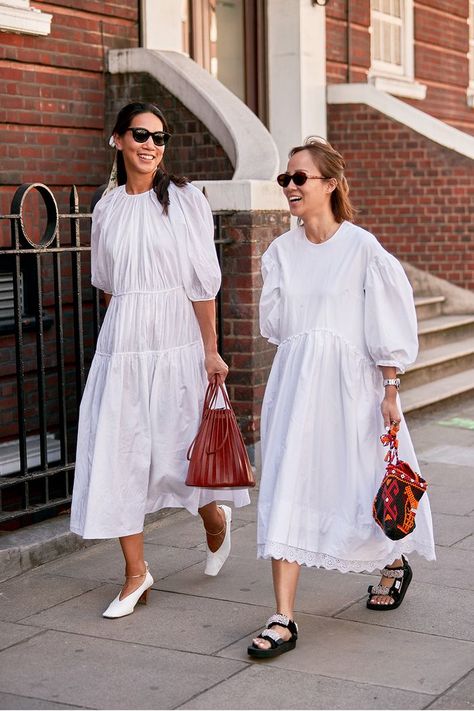 The Latest Street Style From London Fashion Week Top Street Style, London Fashion Week Street Style, Walking Down The Street, Looks Pinterest, London Street Style, Stil Inspiration, Street Style Trends, Spring Street Style, Street Style Inspiration