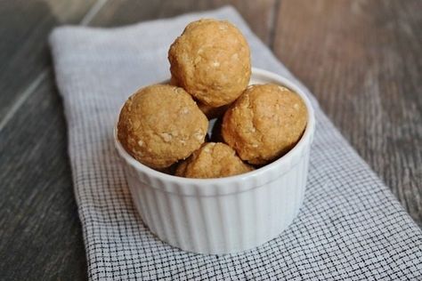 The Best & Easiest Peanut Butter Protein Balls - Carrots 'N' Cake Peanut Butter Protein Balls, Protein Balls Healthy, Protein Balls Recipes, Healthy Afternoon Snacks, Healthy Protein Snacks, Joe Wicks, Peanut Butter Roll, Protein Bites, Protein Balls