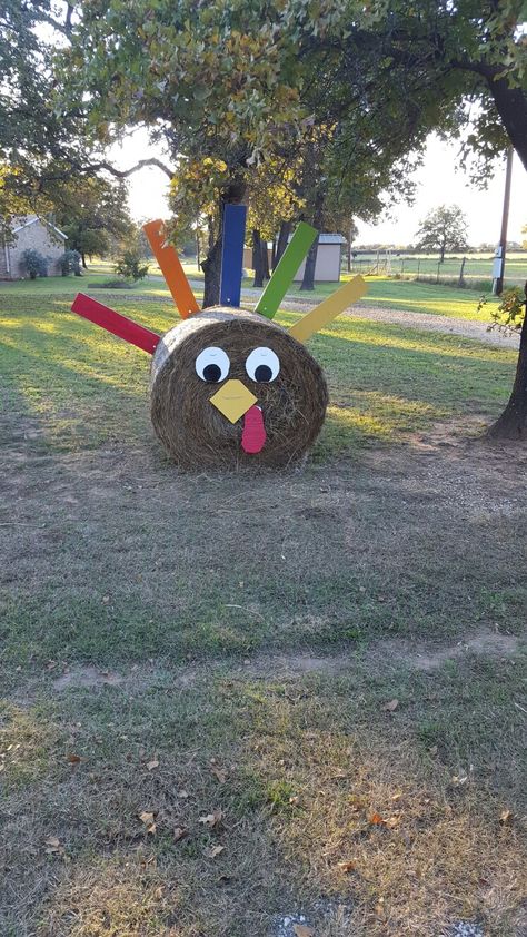 Turkey hay bale Round Hay Bale Turkey, Turkey Hay Bale, Hay Bale Fall Decor, Hay Bale Fall, Hay Bale Decorations, Hay Bale Ideas, Hay Bale Art, Outdoor Christmas Decorations Yard, Wedding Details Photography