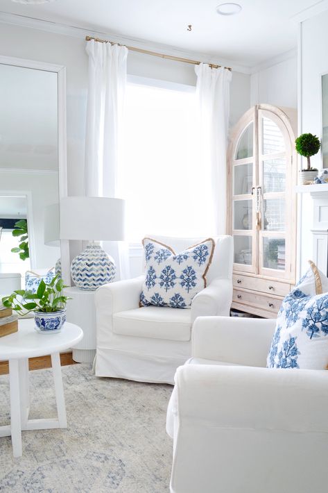 Blue And White Decor, Beach Living Room, Narrow Living Room, Elegant Living Room Decor, Coastal Living Rooms, Coastal Living Room, White Living, White Living Room, Elegant Living Room