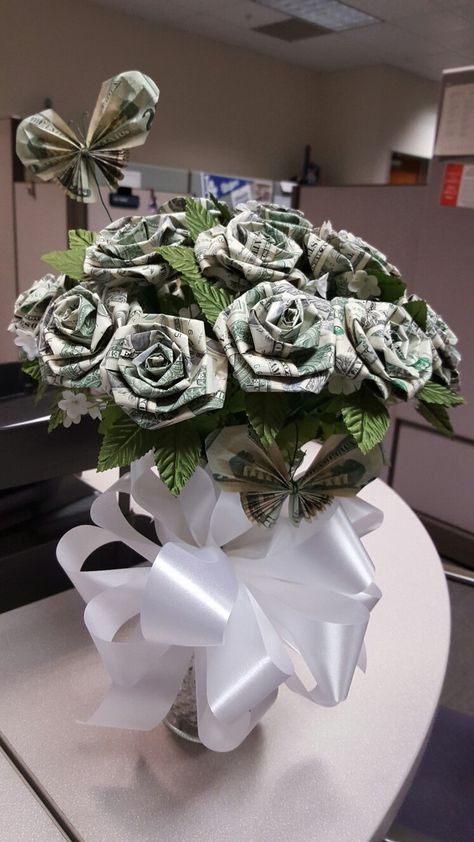 Money dollar origami roses and butterflies Dollar Lei, Origami Roses, Graduation Money Gifts, Money Rose, Money Dollar, Dollar Origami, Money Flowers, Dollar Bill Origami, Graduation Money