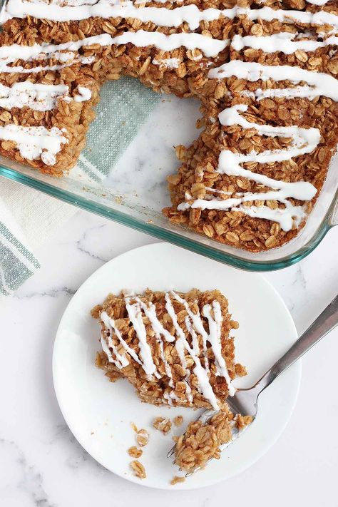 Cinnamon Roll Baked Oatmeal - Super Healthy Kids Cinnamon Roll Baked Oatmeal, Baking With Applesauce, Baking With Toddlers, Oatmeal Bake, Baked Oatmeal Healthy, Cinnamon Roll Bake, Dessert For Breakfast, Baking Buns, Super Healthy Kids