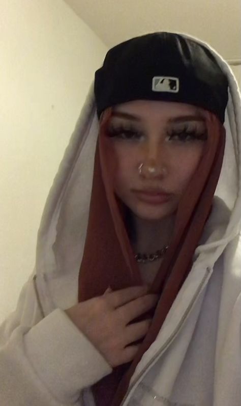 Hijabi Instagram, Streetwear Hijabi, Girl Gangster, Aesthetic Hijabi, Ootd Poses, Hijabi Fits, Rap Video, Money Girl, Y2k Sunglasses