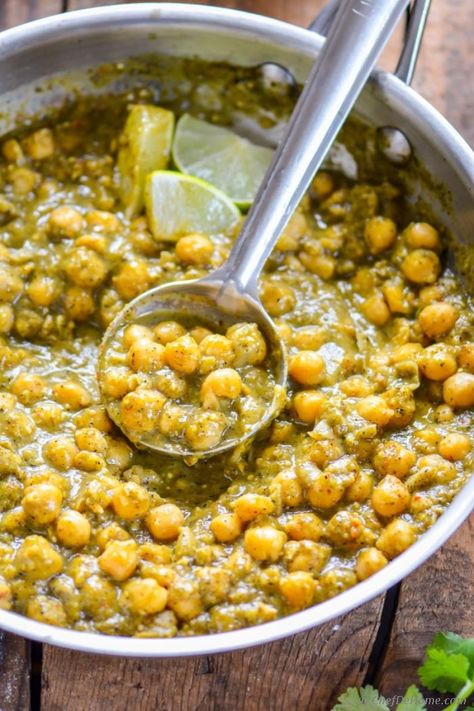 Creamy and vegan Roasted Tomatillos Chickpea Curry | chefdehome.com Tomatillo Recipes, Easy Chickpea Curry, Chickpea Curry Recipe, Roasted Tomatillo, Vegan Roast, Chickpea Curry, Diced Onions, Food Test, Grape Tomatoes