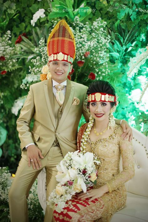 Kebaya, sortali, songket, gondang Batak Batak Wedding, Batak Toba, Pose Prewedding, Kebaya Wedding, Wallpaper Estetika, Pre Wedding Photoshoot Outdoor, Hairdo Wedding, Pre Wedding Photoshoot, Gold Collection