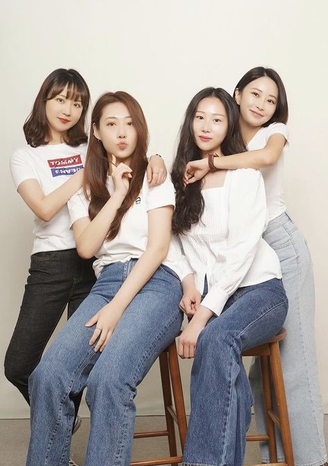 Pose Berempat, 4 Bestie, Studio Pics, Pics With Friends, Friends Pose, Group Photo Poses, Group Picture Poses, Bridal Pajamas, Friend Pictures Poses