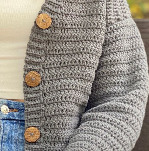 Crochet A Button, Crochet Cardigan Ideas, Diy Crochet Cardigan, Cardigan Ideas, Cardigan Tutorial, Crochet Cardigan Tutorial, Crochet Sweater Design, Crochet Cardigan Free, Cardigan Jeans