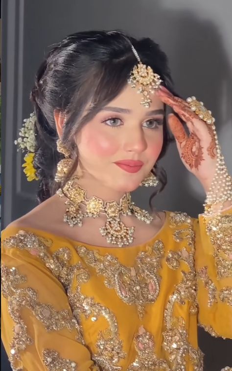 Mehndi Look For Bride Sister, Mehndi Makeup Looks Pakistani, Mehndi Brides Pakistani, Mehndi Hairstyles For Bride, Haldi Makeup Look, Haldi Hairstyle, Pakistani Bride Hairstyle, Nikah Ideas, Haldi Makeup