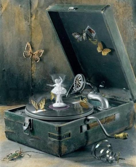 Dance - Lovely work of art! Mariah Carey Music, Antique Music Box, Music Box Vintage, Musical Box, Butterfly Chair, Record Player, Vintage Music, Covered Boxes, Music Box