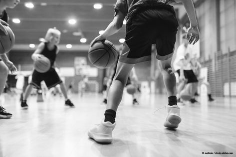 To play basketball at their best, athletes have to prepare their bodies by properly warming up, eating well, giving themselves a chance to recover, and doing what they can to prevent injuries. Mcl Injury, Hip Strengthening Exercises, Knee Strengthening Exercises, How To Strengthen Knees, Muscular Strength, Play Basketball, Athletic Trainer, Sprained Ankle, Strengthening Exercises