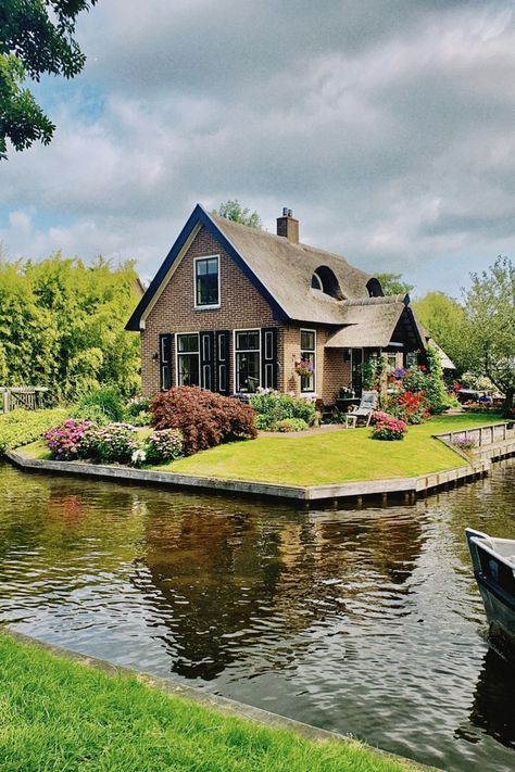 Netherlands House Design, Holland House Netherlands, Dutch Country House, Netherlands Farmhouse, Village House Aesthetic, Netherlands Village, Netherlands House, House Netherlands, Giethoorn Netherlands