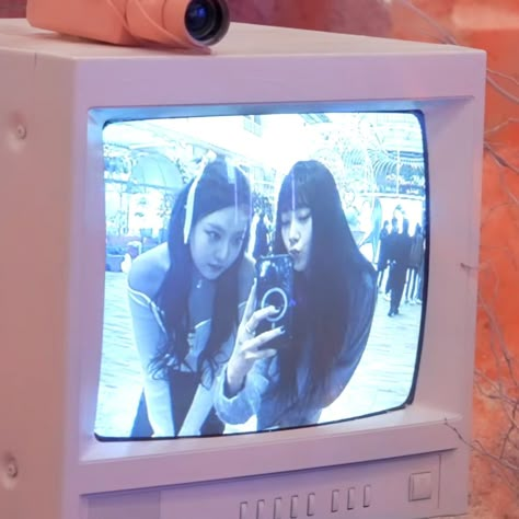 Ningning And Giselle, Aespa Core, Ningning Giselle, 사진 촬영 포즈, Ning Ning, Dont You Know, Who Runs The World, 2000s Aesthetic, Lucid Dreaming