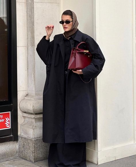 Valeria • Fashion Consultant (@sobalera) • Instagram photos and videos Burgundy Trench Coat, Trench Coat Outfit, Beige Trench Coat, Coat Trends, Minimalistic Style, Mode Ootd, Trench Coat Black, Fashion People, Coat Outfits