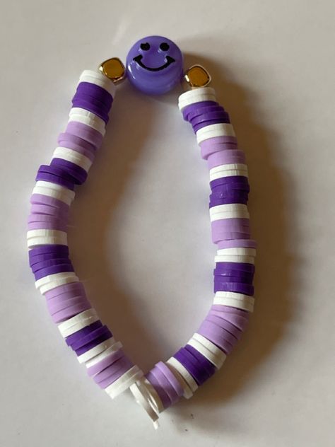 Braclets Ideas Beaded Purple, Lavender Clay Bead Bracelet, Easy Clay Bracelet Ideas, Black And Purple Clay Bead Bracelet, Polymer Clay Bracelet Ideas Diy, Clay Bead Bracelet Ideas Aesthetic Purple, Clay Bracelet Ideas Purple, Purple Heishi Bracelet, Idee Bracelet Perle Aesthetic