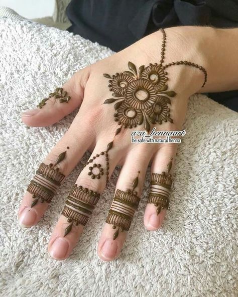 Trendy Back Hand Mehndi Designs, Easy Bunch Mehndi Design, Henna Designs Hand Easy, Mehndi Designs For Kids Easy, Bunch Mehndi Design, Art Mehndi Designs, Eid Activities, Modern Mehndi, Flowers Bunch