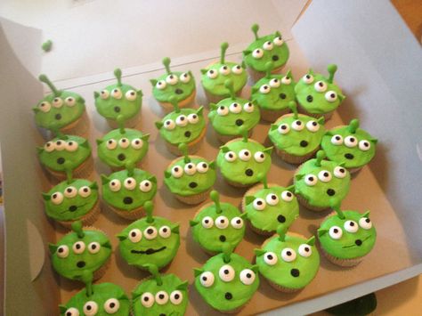 Toy Story Alien Cupcakes Alien Cupcakes, Cupcake Toy, Toy Story Cupcakes, Planet Birthday, Cupcakes For Men, Toy Story Baby, Pull Apart Cupcakes, Toy Story Alien, Toy Story Birthday Party