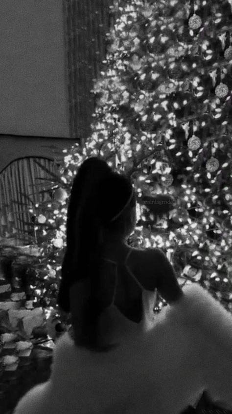 Ariana Grande Christmas lock-screen  Instagram: officialy.ariana  Twitter: arianaofficialy  #arianagrande #ariana #grande Ariana Grande Lockscreen, Christmas Lockscreen, Ariana Grande Background, Ariana Grande Album, Ariana Grande Gif, Xmas Wallpaper, Ariana Grande Cute, Ariana Grande Wallpaper, Ariana Grande Pictures