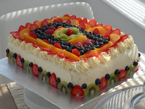 Cake With Fruit, Tårta Design, Fruit Cake Design, Tres Leches Cake Recipe, Fresh Fruit Cake, Fruit Toppings, Fruitcake Recipes, Tres Leches Cake, Milk Cake