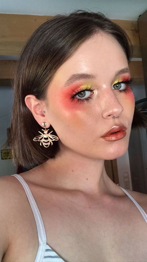 Red Alien Makeup, Artsy Aesthetic Makeup, Dotted Makeup, Funky Eyeshadow, Artsy Eye Makeup, Funky Eye Makeup, Artsy Makeup Look, Artsy Makeup, Funky Makeup