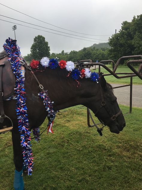 Clip on flowers Horse Parade Ideas, Farm Photoshoot Ideas, Pony Costumes, Horse Decorations, Farm Photoshoot, Jumping Horses, Show Jumping Horses, Parade Ideas, Breeds Of Horses