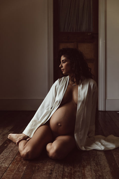 A pregnancy woman sitting on a wooden floor wearing a white robe, looking out of the window. Cute Pregnancy Photos, Home Photo Shoots, Notting Hill London, Pretty Pregnant, Notting Hill, Motherhood Maternity, Pregnancy Shoot, Home Photo, Maternity Pictures