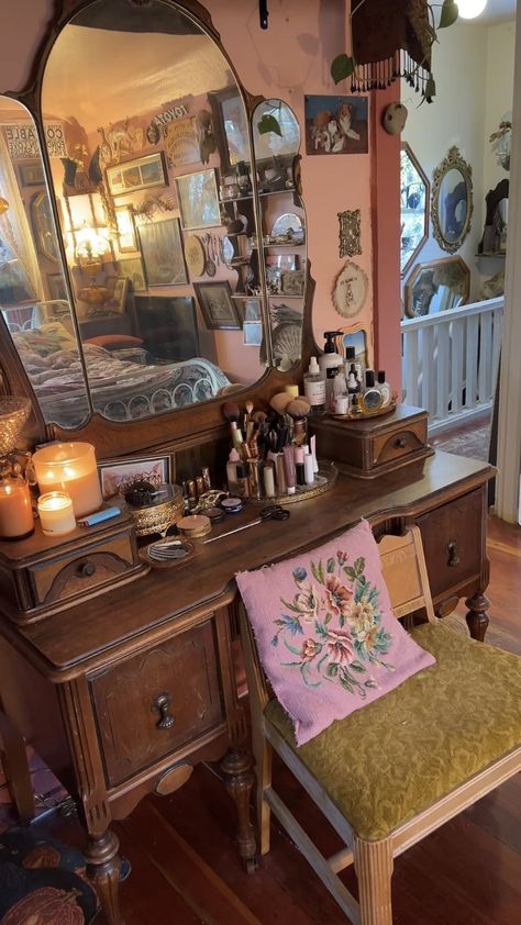 Cozy Vanity Ideas, 50s Aesthetic Bedroom, Vintage Maximalist Bedroom, Antique Vanity Ideas, Vanity Mirror Ideas Bedrooms, Thrift Finds Decor, Grandma Aesthetic Room, Antique Room Aesthetic, Vintage Vanity Aesthetic