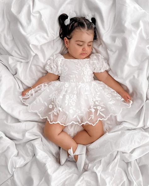 Lindo vestido para una linda ocasión #vestidosniña #bautizo #vestidos Abigail Dress, Baptism Outfit, Ivory Flower Girl, Ivory Flower Girl Dresses, White Flower Girl Dresses