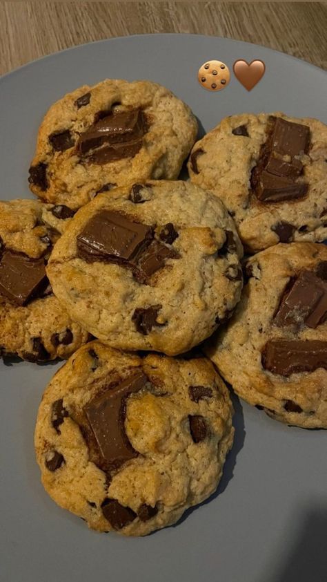 Homemade Cookies Aesthetic, Cookie Baking Aesthetic, Baking Asethic, Autumn Baking Aesthetic, Baking Aesthetic Cookies, Chocolate Chip Cookies Aesthetic, Cookies Snap, Cookies Baking Aesthetic, Aesthetic Baked Goods