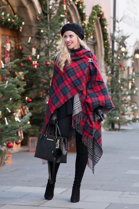 Christmas Plaid Outfit, Giacca In Tweed, Estilo Hippie Chic, Shawl Outfit, Fall Outfits Aesthetic, Poncho Outfit, Christmas In Germany, Trend Outfits, Otk Boots