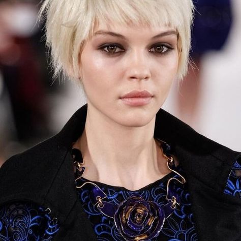 Langer Pony, Current Hair Trends, Shaggy Pixie Cuts, Shaggy Pixie, Summer Hair Trends, Short Layers, Hair With Bangs, Long Bangs, Summer Hair Color