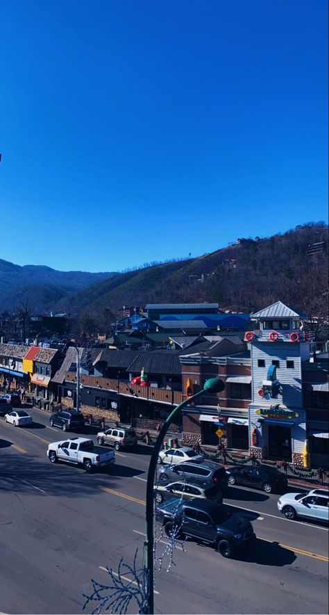 #downtown #tennessee #gatlinburg #cars Downtown Gatlinburg Tennessee, Gaitlandburg Tennessee, Gatlinburg Tennessee Aesthetic, Tennessee Aesthetic, Tennessee Gatlinburg, Smokey Mountains Vacation, Mountains Vacation, Smokey Mountain, Thanksgiving Break