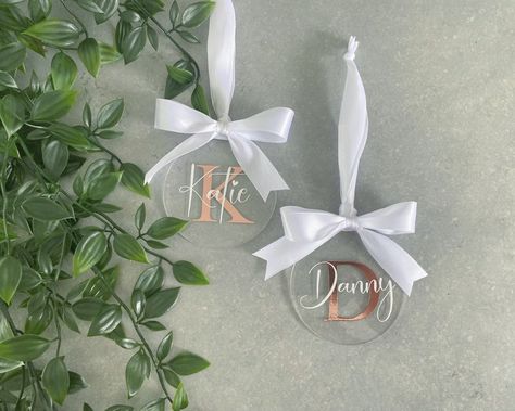 Perspex Christmas Decorations, Cricut Christmas Tree Decorations, Acrylic Bauble Ideas, Cricut Christmas Projects To Sell, Acrylic Baubles, Place Names Wedding, Personalised Wedding Favours, Table Favours, Cricut Business