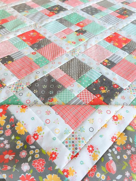 Harmony: a versatile fat quarter pattern Quilt Pattern Free, Gingham Quilt, Fat Quarter Quilt, Contemporary Quilts, How To Finish A Quilt, Antique Quilts, Sewing Pattern Design, Quilt Tutorials, Quilt Patterns Free