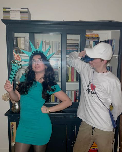 Ny Tourist Costume, Statue Of Liberty Costume Couple, Statue Of Liberty And Tourist Costume, Nick Core, Nerd Halloween Costumes, Tourist Costume, Statue Of Liberty Costume, Best Group Halloween Costumes, Halloween Duos