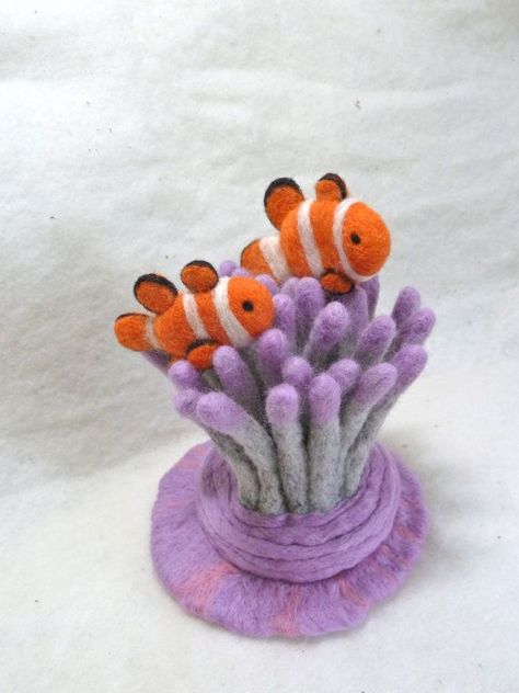 needle felt clown fish Felt Fish, Needle Felting Diy, Needle Felting Tutorials, Needle Felting Projects, Wool Projects, Felting Tutorials, Clown Fish, Wool Crafts, Needle Felted Animals