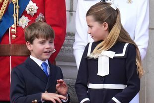 Camilla Parker Bowles n'a pas apprécié ce comportement de la princesse Charlotte et a rappelé à l'ordre sa mère, Kate Middleton Camilla Parker Bowles, Elizabeth Ii, Kate Middleton, Cambridge, Prince