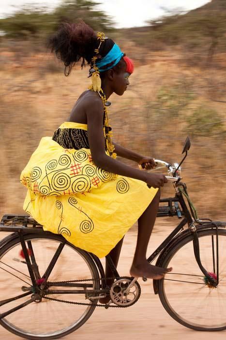 Cool lady on the ubiquitous bike somewhere in Africa. Yellow Minion, Bright Yellow Dress, Afrikaanse Mode, Riding A Bike, Cycle Chic, I Want To Ride My Bicycle, Bicycle Girl, Bike Style, Bikes Girl