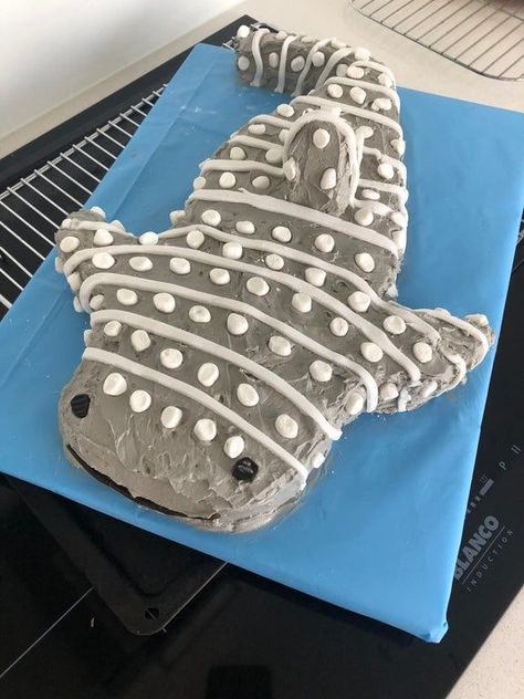 Whale Shark Birthday Cake, Cute Shark Cake, Shark Food Ideas, Shark Birthday Party Cake, Whale Shark Cake, Shark Week Cake, Shark Cakes For Kids Boys, Shark Smash Cake, Shark Cake Ideas