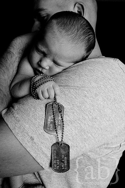 Military baby photography. Military Baby Pictures, Photo Bb, Military Baby, Military Love, Foto Baby, We Are The World, Jolie Photo, Newborn Pictures, Dog Tag