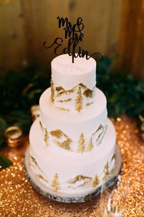 25 Outdoor Wedding Cake Ideas for the Outdoorsy Couple Mountain Wedding Cake, Outdoor Wedding Cake, Fall Mountain Wedding, Ski Wedding, Bridal Cake, Outdoorsy Couple, Wedding Cake Ideas, Winter Wedding Cake, Fall Wedding Cakes