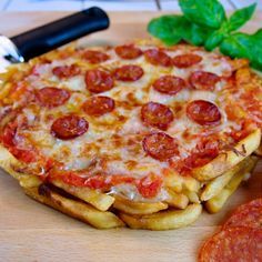 French Fry Pizza, Pepperoni And Cheese, Pizza Pepperoni, Pizza Fritta, French Fries Recipe, Pizza Fries, French Fry, Gluten Free Pizza, How To Make Pizza