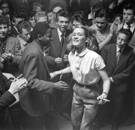 50s Photography, Caregiver Archetype, 1960s Pictures, Crowd Photo, Partner Dancing, Jazz Fashion, Crowds Of People, 50s Vibes, 1940s Photos