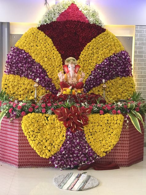 Bhagwan Ganesh, Marriage Background, Pooja Photos, Navratri Ideas, Welcome Rangoli, Lord Vinayaka, Flower Decoration For Ganpati, Eco Friendly Ganpati Decoration, Floral Rangoli