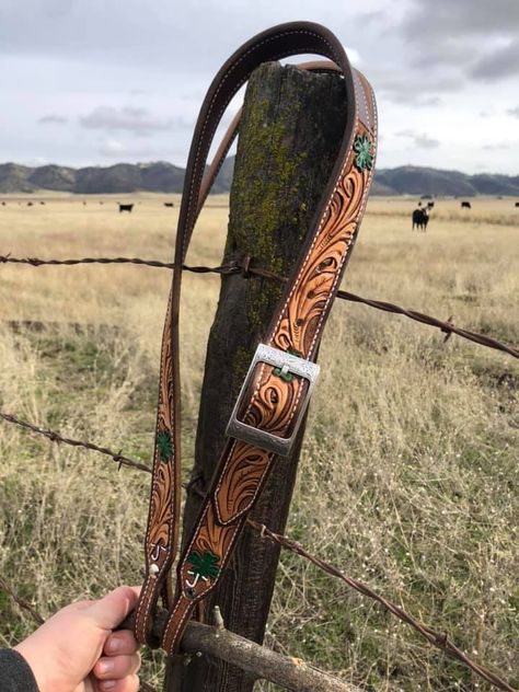 Leather Headstall Patterns, Tooled Leather Halter, Tooled Leather Headstall, Barrel Racing Tack Sets, Leather Horse Tack, Horse Senior Pictures, Headstalls For Horses, Handmade Leather Work, Western Headstall